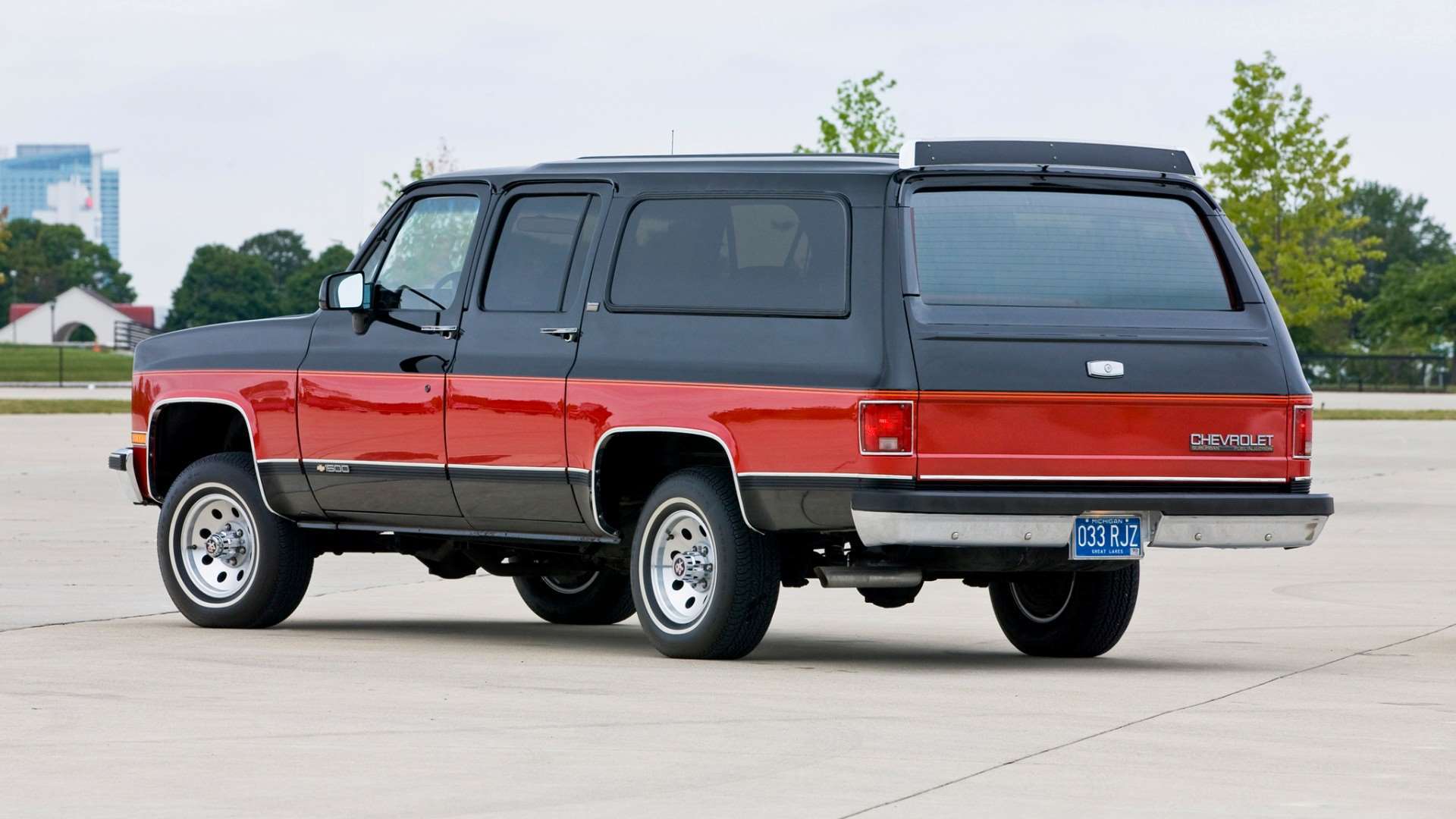 chevrolet_suburban_1989_pictures_1.jpg