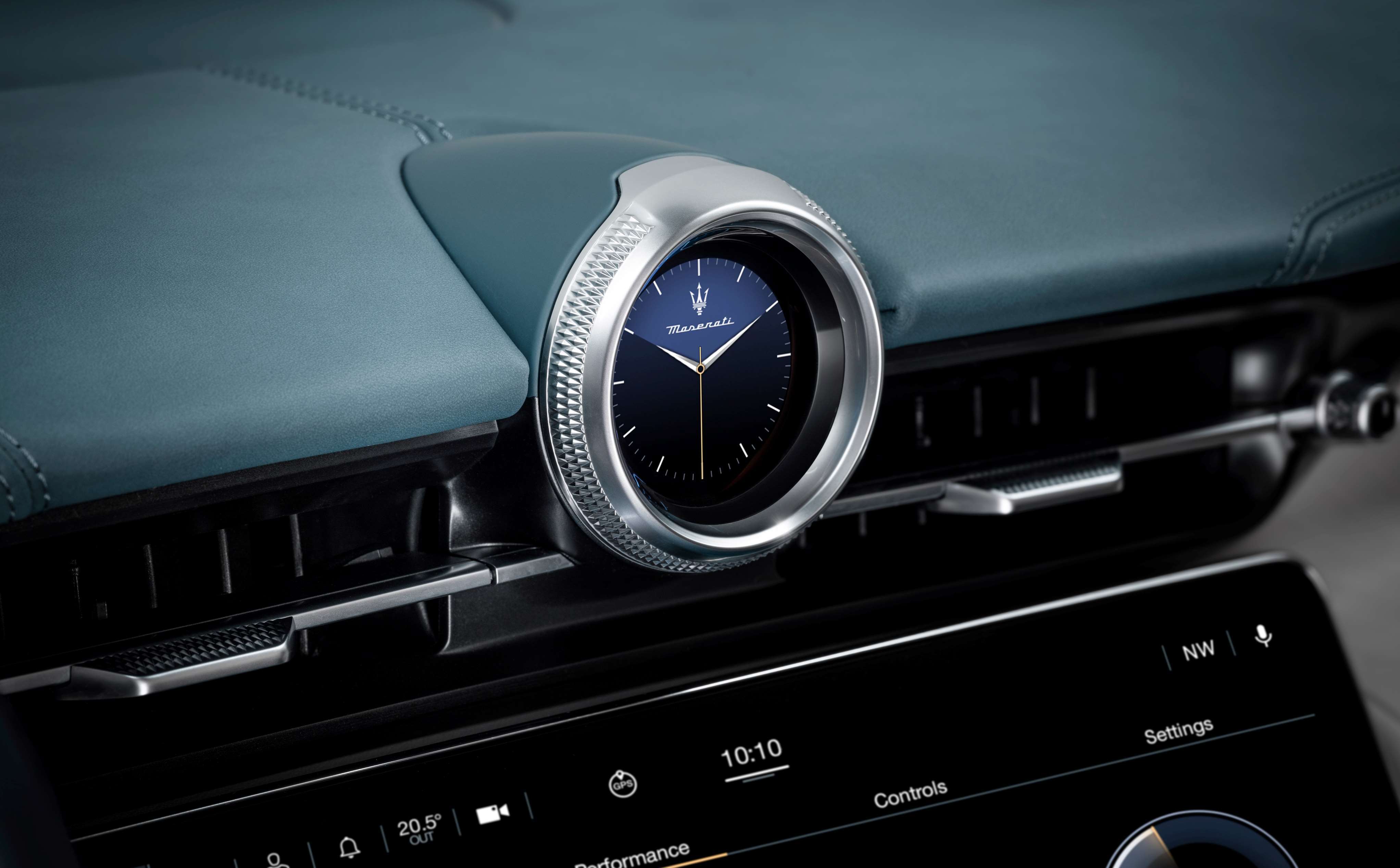 11_maserati-grancabrio-folgore_digital-clock.jpg