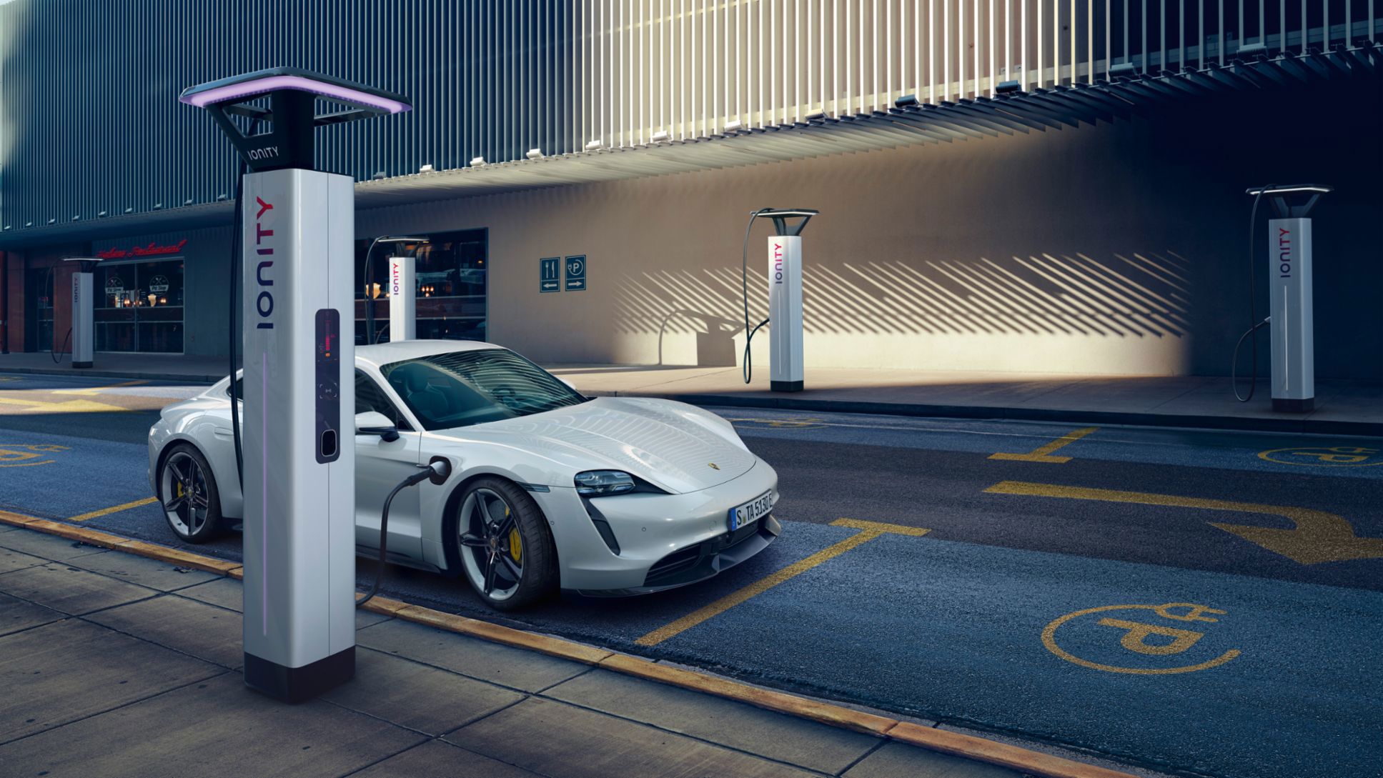 Porsche-Taycan-charging.jpg