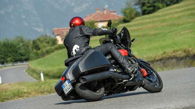 motoguzzi_mgx21_30_20012017.jpg