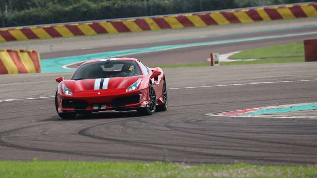 ferrari_488_pista_161018108.jpg