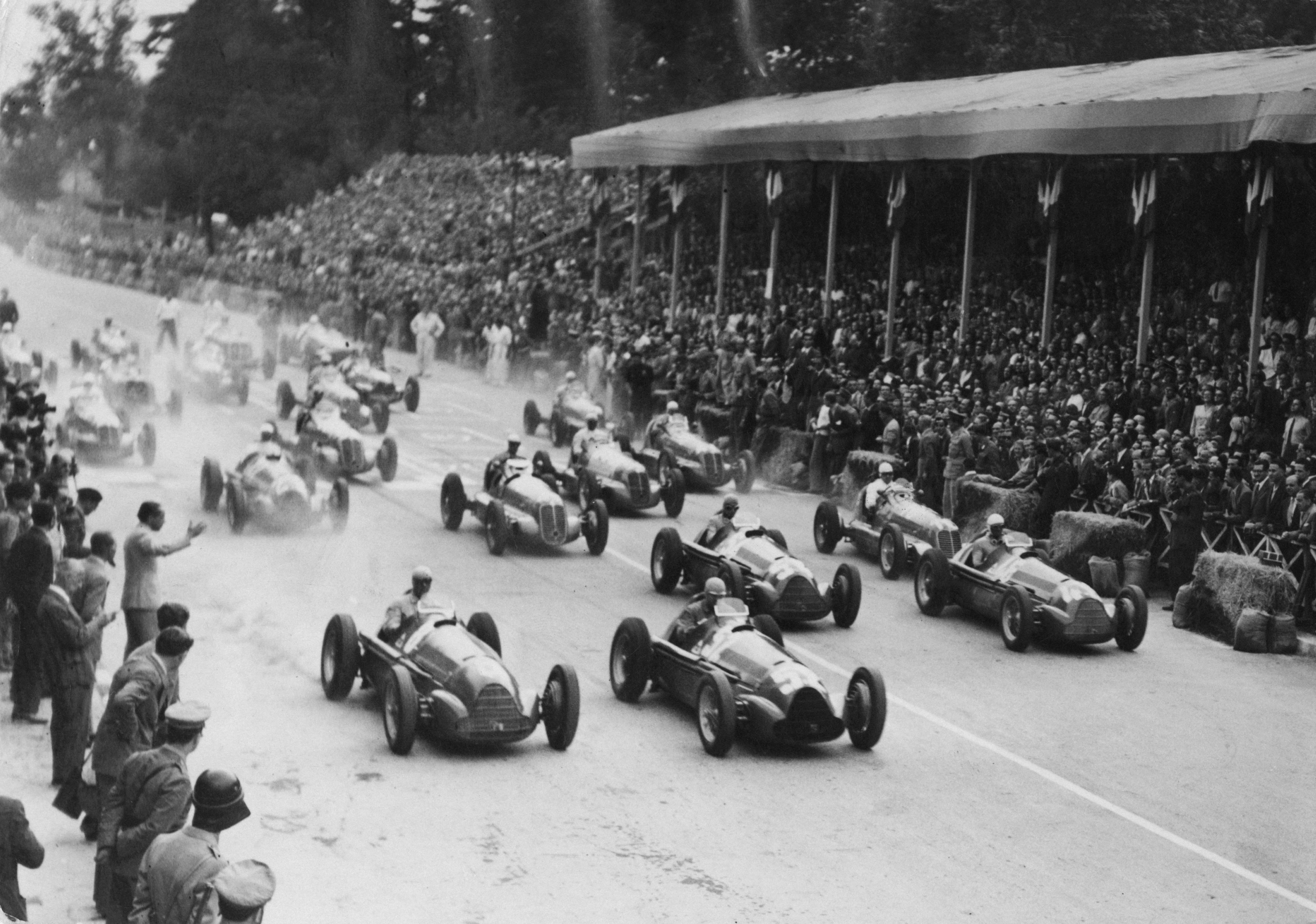 The start of the 1946 Turin Grand Prix, which Varzi won driving an Alfa Romeo 158.