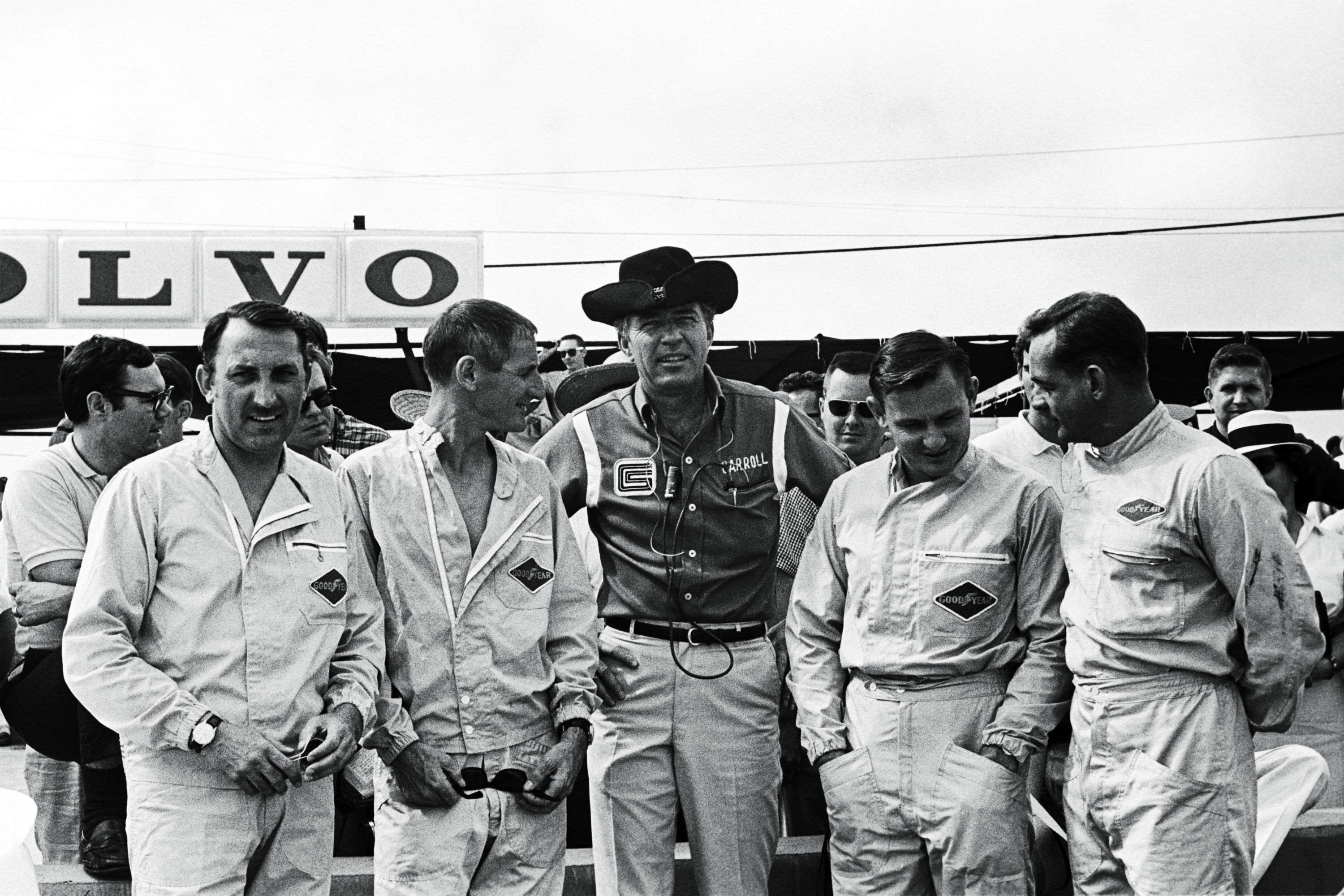 Carroll Shelby (centre) with his Cobra drivers (left to right), Jo Schlesser, Ken Miles, Bruce McLaren and Phil Hill at 12 Hours of Sebring in 1965