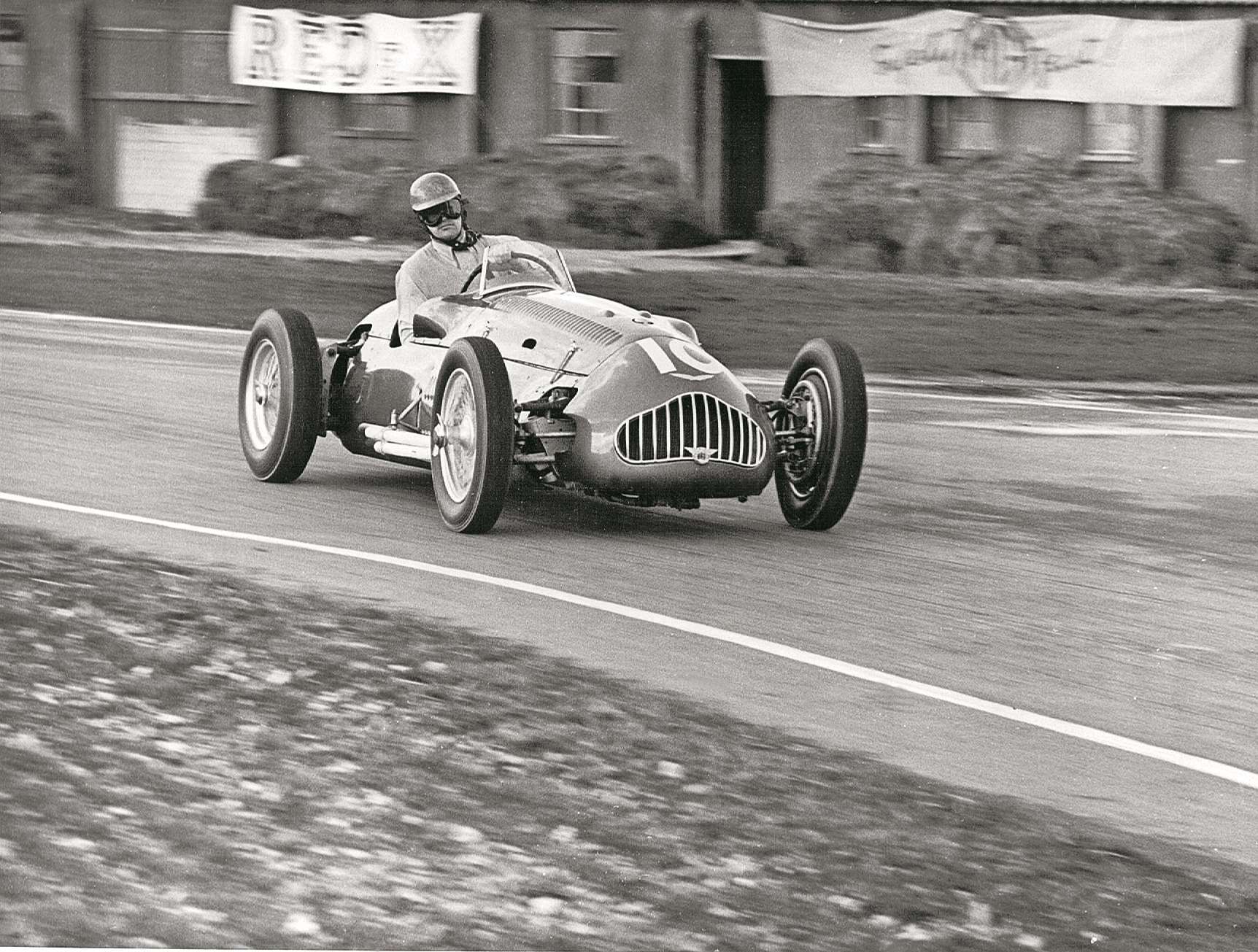 Tony Gaze in action at the Motor Circuit in 1951